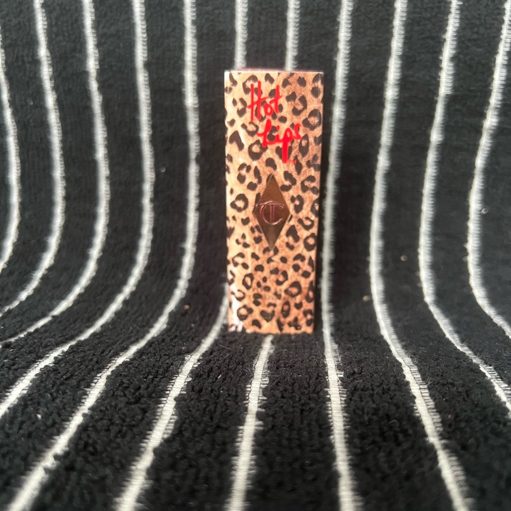 Charlotte Tillbury Hot Lips- Glowing Jen BNIB